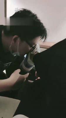 【妮蔻】沐足店公开舔脚伺候 bf17746_绳艺库视频下载