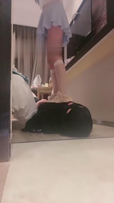 【桃子老师】运动鞋白丝全体重踩踏 bf15615_绳艺库视频下载