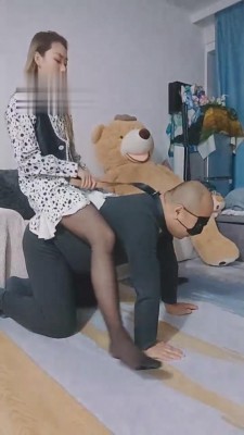 【二宝】遛狗闻臭烘烘的黑丝足 bf4473_绳艺库视频下载