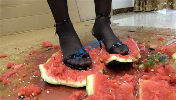 【冷柔】高跟鞋跟踩烂大西瓜_绳艺库视频下载