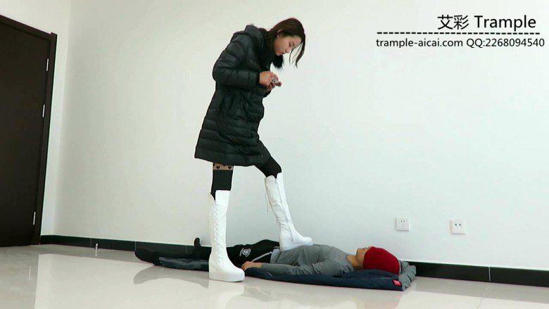 甜美媛媛女主白靴子踩踏全身！_绳艺库视频下载