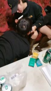 套路直播视频【文文文】KTV被双S精神小妹强制虐打【双视角版】 bf25120_绳艺库视频下载