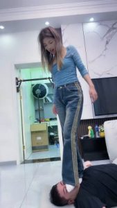 套路直播视频【麋鹿银儿】白棉袜脚重度踩踏/深喉脚耳光/骑马溜双狗 bf26416_绳艺库视频下载