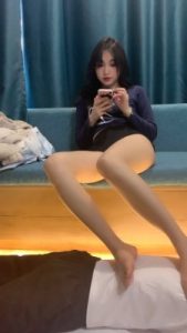 套路直播视频【小x大王】美腿裸足踩脚垫 bf24879_绳艺库视频下载