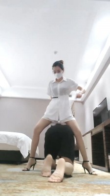 【多多】凉高惩罚猥琐男-提档/内裤套头/舔脚骑脖子 bf28411_绳艺库视频下载