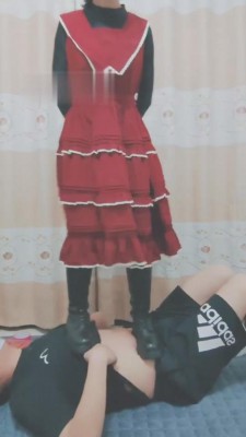 【菠萝菠萝蜜】踩踏恋足耳光鞭打 bf6444_绳艺库视频下载