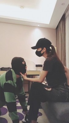 【美娜】御姐运动鞋超臭白袜辱狗 bf20360_绳艺库视频下载