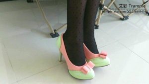 00后晓女主高跟插嘴踩虐人肉地毯鞋榻！_绳艺库视频下载