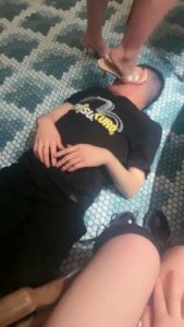 【三三】餐厅聚会群调/塑料袋套头窒息/喂食舔脚【双视角版】bf26776_绳艺库视频下载