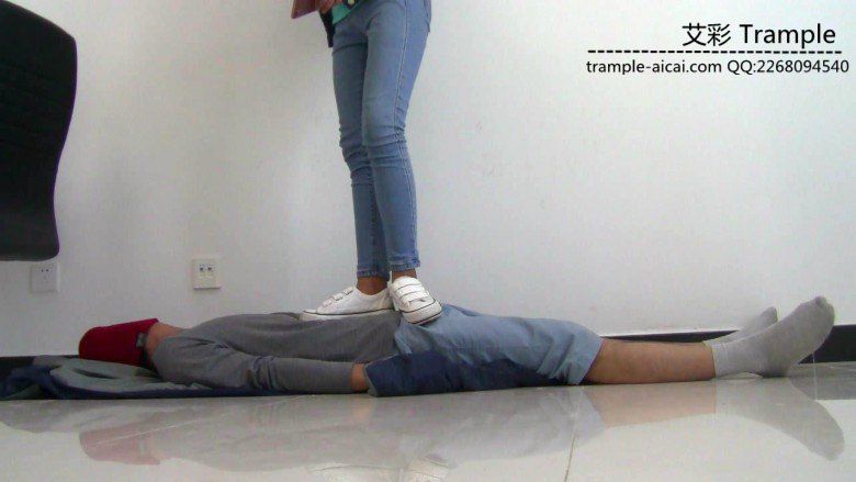 高中生小蛮女主白帆布鞋踩踏全身，下体！_绳艺库视频下载