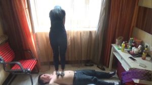 思思高跟踩踏_绳艺库视频下载