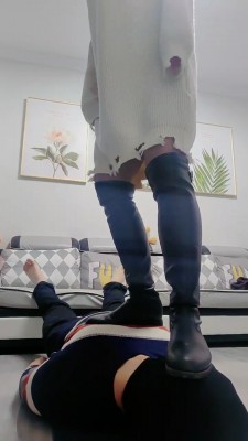 【飞扬女王】长靴高跟丝袜全体重踩踏 bf21338_绳艺库视频下载