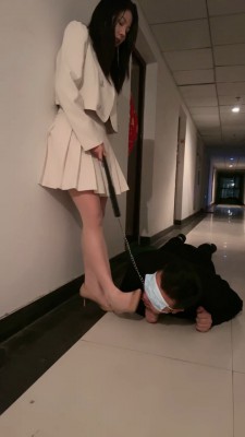 套路直播视频【猫咪大大】户外-楼梯间踩业主/拧耳朵/舔脚酸奶喂食/鞭打 bf26394_绳艺库视频下载