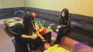 KTV两长发美女S极度羞辱（五）_绳艺库视频下载