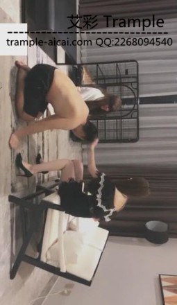 VIVI调教夫妻奴强迫圣水踹头_绳艺库视频下载