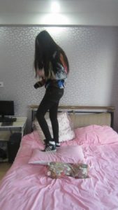 气质绝美长腿美女高帮休闲鞋踩枕头，换鞋大秀美腿_绳艺库视频下载