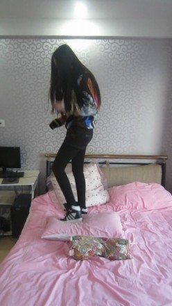 气质绝美长腿美女高帮休闲鞋踩枕头，换鞋大秀美腿_绳艺库视频下载