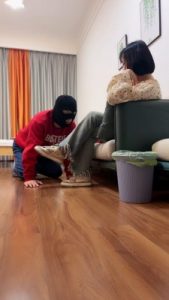 套路直播视频【桃酥】首调-舔超脏鞋底/全体重踩踏/骑马/闻舔袜子 bf26110_绳艺库视频下载