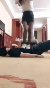 【馨妍】小白鞋黑丝全体重跳踩/骑脖子 bf27468_绳艺库视频下载