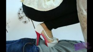 7双高跟鞋全体重踩踏，细跟插入肚子特写。最高的鞋子20CM_绳艺库视频下载