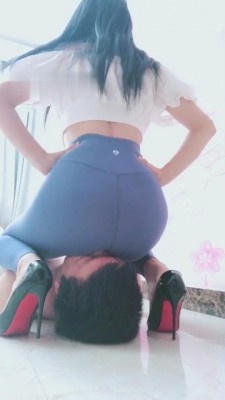 【兔粉粉】紧身裤坐脸窒息专场 G-210731-15_绳艺库视频下载