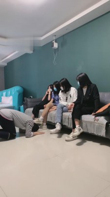 【精神小妹】素人群女遛狗调踩踏 bf13271_绳艺库视频下载