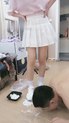 【刘二狗】脏小白鞋白棉袜碾压食物喂食 bf636_绳艺库视频下载