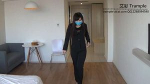 高跟白色运动鞋木板 物品粉碎_绳艺库视频下载