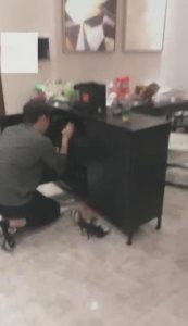 VIVI圣水羞辱 黑丝高跟调教偷鞋的邻居_绳艺库视频下载