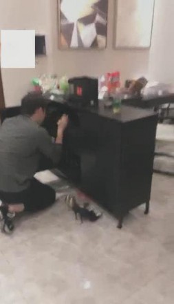 VIVI圣水羞辱 黑丝高跟调教偷鞋的邻居_绳艺库视频下载