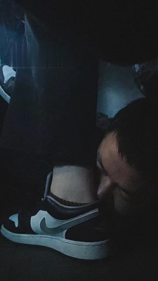 【文文文】KTV素人小姐姐脚下狗 bf10044_绳艺库视频下载