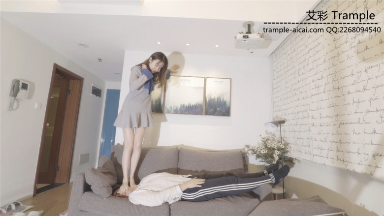 小美女沙发踩头蹬脸_绳艺库视频下载