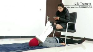 甜美媛媛女主长靴虐奴丝袜踩脸踩嘴揉搓！_绳艺库视频下载