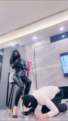 套路直播视频【禾末】超酷皮衣S-高跟碾压狗头舔/皮手套虐乳/脚耳光/腿绞 bf25566_绳艺库视频下载