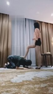 【芒果】裸足喂食脚下奴 bf11968_绳艺库视频下载