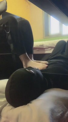 【精神小妹】大二女神电脑桌下无意识踩狗 bf10935_绳艺库视频下载