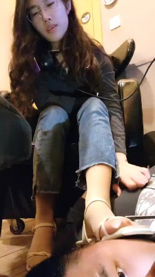 【素人星探】电竞网吧玩狗-肉丝凉鞋踩狗/喂口水/虐乳 bf28208_绳艺库视频下载