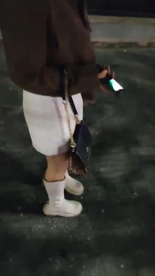 【梵高】肉丝长靴路人美女踩踏 bf9066_绳艺库视频下载