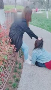 【梦幻大大】户外玩弄骚母狗 bf10260_绳艺库视频下载