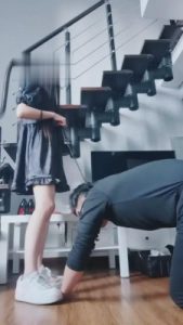 【猫神大人】运动小白鞋全体重踩踏 bf4126_绳艺库视频下载