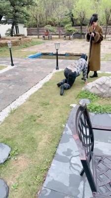 套路直播视频【宸宸】双S户外遛狗-清理脏泥靴底/喝地上脏水【双视角版】bf26780_绳艺库视频下载