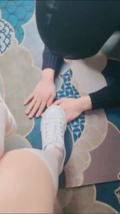 套路直播视频【大乔】休闲鞋白丝踩地毯 bf23835_绳艺库视频下载