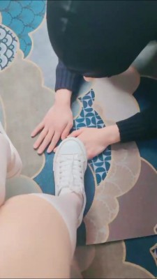 套路直播视频【大乔】休闲鞋白丝踩地毯 bf23835_绳艺库视频下载