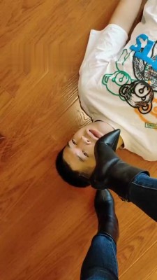 【辣妹】脏臭靴子辱狗 bf18621_绳艺库视频下载