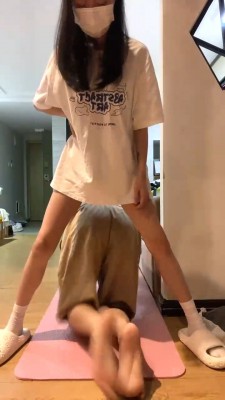 【香菜】大学生S白袜裸足闻舔/转胯遛狗/腿绞窒息 bf27917_绳艺库视频下载