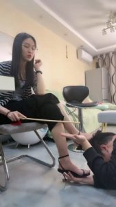 套路直播视频【素人星探】火辣老师严厉-藤条抽/强迫舔脏鞋底【完整版】 bf24738_绳艺库视频下载