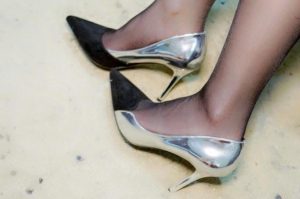 美诺女主在卫生间对贱奴的踩踏喂食_绳艺库视频下载