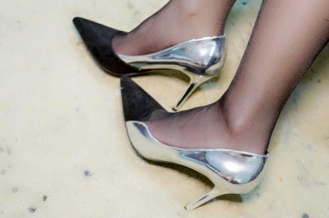 美诺女主在卫生间对贱奴的踩踏喂食_绳艺库视频下载