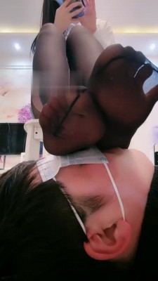 【罗宾】黑丝裸足踩狗脸 bf21663_绳艺库视频下载