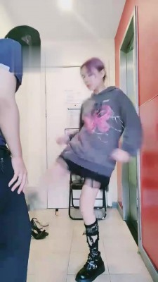 【丝洛】精神小妹踢裆踩踏 bf2031_绳艺库视频下载